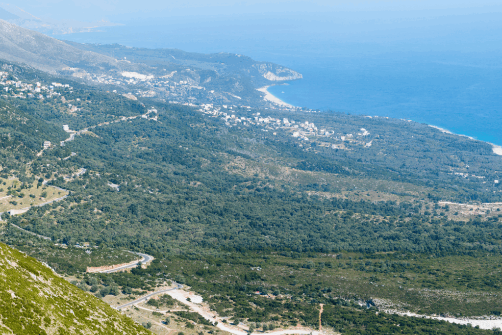 Auto rijden over Llogara Pass in Albanië
